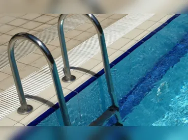 Imagem ilustrativa da imagem Adolescente morre após se enroscar em escada de piscina em prédio