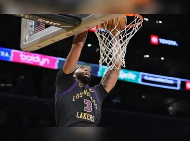 Imagem ilustrativa da imagem Anthony Davis brilha e Lakers vencem Raptors na NBA