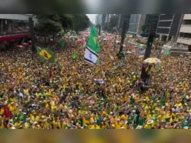 Jair Bolsonaro e Michelle Bolsonaro em ato na Paulista
