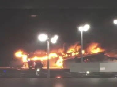 Imagem ilustrativa da imagem Avião com 367 passageiros pega fogo ao pousar no aeroporto de Tóquio