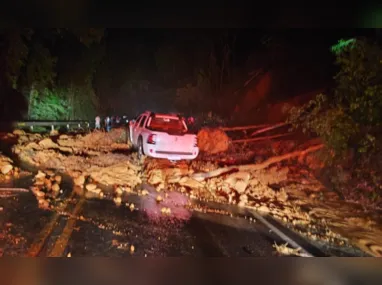 Máquinas são utilizadas na limpeza de rodovia