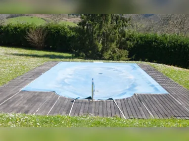 Imagem ilustrativa da imagem Bebê de 1 ano morre afogada após se enrolar em lona de piscina