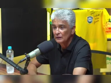 Imagem ilustrativa da imagem Bebeto explica briga com Romário e fim da amizade: 'Por culpa de política'