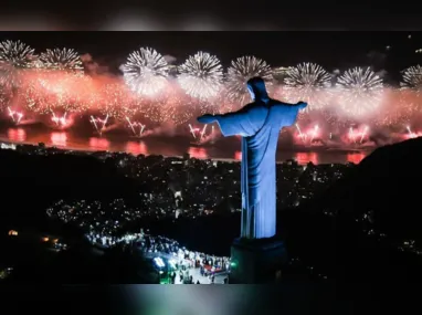 Imagem ilustrativa da imagem Brasileiros comemoram a chegada de 2024 com shows, festa e queima de fogos