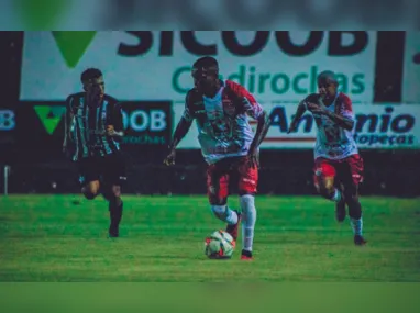 Jogadores de Vitória e Rio Branco VN disputam lance no estádio Olímpio Perim. O Vitória chegou a sete jogos sem triunfar, mas os dois times se classificaram para as quartas de final do Campeonato Capixaba