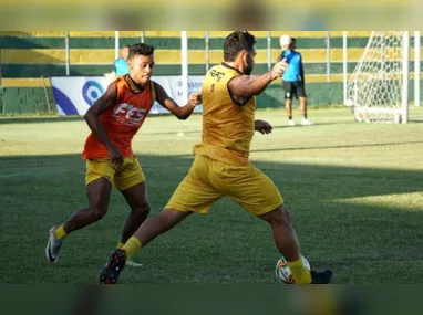 Jogadores de Serra e Desportiva disputam a bola em lance no Robertão