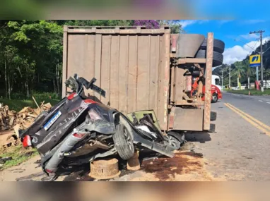 Imagem ilustrativa da imagem Carreta tomba em cima de carro e interdita rodovia BR-262