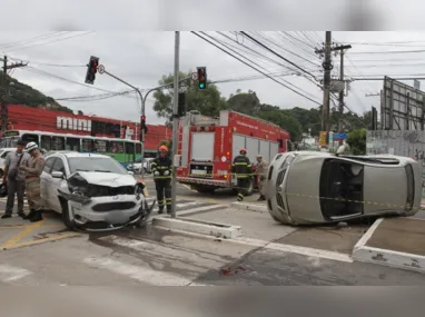 Imagem ilustrativa da imagem Carro capota e motorista fica preso dentro de veículo na avenida Vitória