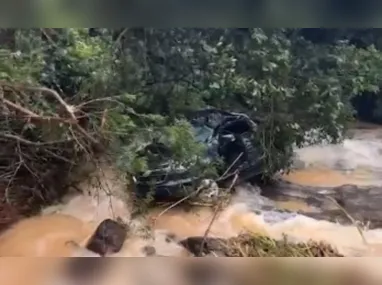 Imagem ilustrativa da imagem Carro é arrastado para dentro de cachoeira no ES