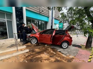 Suspeitos foram presos após perderem controle do carro durante perseguição