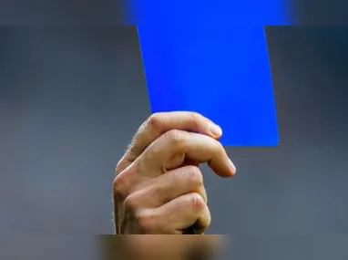 Imagem ilustrativa da imagem Cartão azul no futebol? Árbitros vão testar suspensão temporária