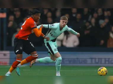 Imagem ilustrativa da imagem Chelsea sofre, mas bate Luton e vence a segunda consecutiva no Campeonato Inglês