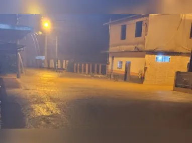 Moradores retiram geladeira de casa que foi invadida pela chuva