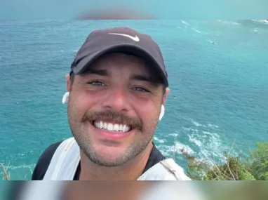 Cadeirante, o motorista não tem as duas pernas e foi flagrado dirigindo o veículo com um cabo de vassoura