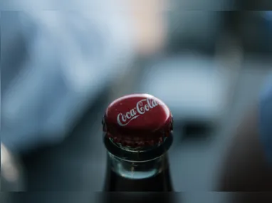 Imagem ilustrativa da imagem Coca-Cola lança bebida que será comercializada exclusivamente no TikTok; conheça