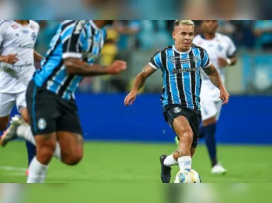 Eduardo, meia do Botafogo, em disputa aérea contra jogadores do Boa Vista