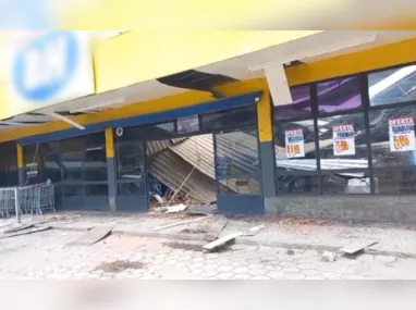 Telhado de supermercado em Paul ficou danificado após desabamento da estrutura. Ninguém ficou ferido