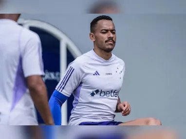 Jogadores do Botafogo realizam reconhecimento do gramado do estádio Félix Capriles