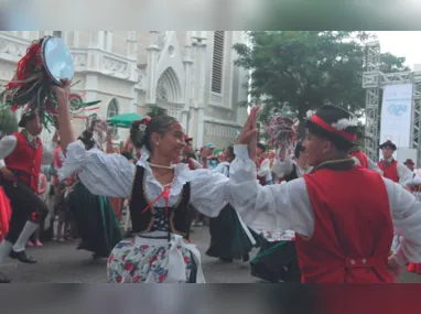 Felipe Pezzoni, vocalista da Banda Eva, comanda agito na festa “Oxe”