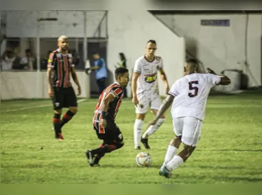 O lateral-direito Foguete está se destacando com a camisa Alvianil