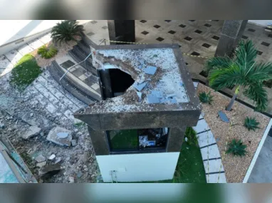 Imagem ilustrativa da imagem "Deus me livrou", diz porteiro após queda de fachada em prédio de Vila Velha