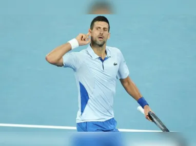 Imagem ilustrativa da imagem Djokovic supera Taylor Fritz em 4 sets e vai à semifinal do Aberto da Austrália