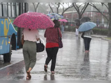 Moradores de protegem da chuva: Instituto Nacional de Meteorologia emitiu dois alertas para o Estado