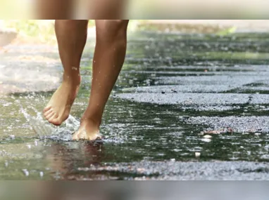 Imagem ilustrativa da imagem Entenda por que pisar em água da chuva traz riscos à saúde