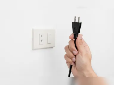 Imagem ilustrativa da imagem Especialistas ensinam a evitar choque elétrico