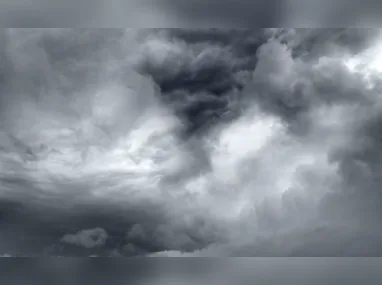 Moradores de protegem da chuva: Instituto Nacional de Meteorologia emitiu dois alertas para o Estado