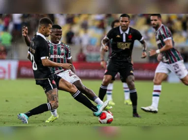 Imagem ilustrativa da imagem Fluminense e Vasco empatam em clássico quente com 11 cartões, confusão e VAR