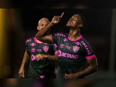 Imagem ilustrativa da imagem Fluminense supera golaço, goleia Bangu e dispara na liderança no Carioca