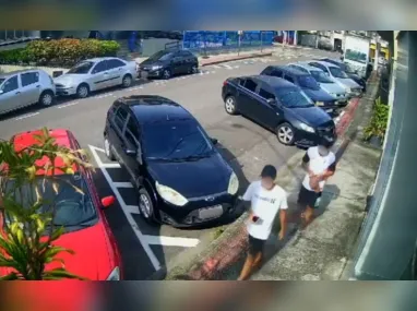 O carro preto, que aparece na imagem, foi roubado após ser atingido pela caminhonete