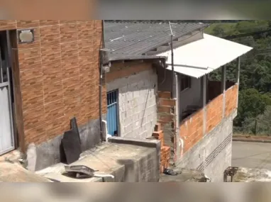 Pelos menos três lojas tiveram vidraça quebrada durante a madrugada