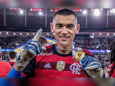 Imagem ilustrativa da imagem Goleiro Santos se despede do Flamengo e é confirmado como reforço do Fortaleza