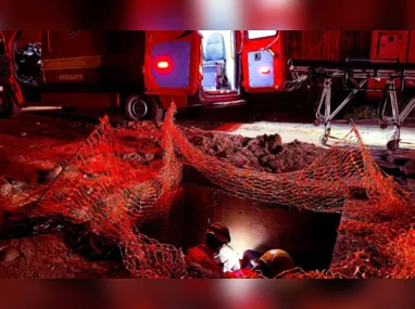 Imagem ilustrativa da imagem Homem cai em bueiro de mais de 2 metros enquanto mexia no celular em MG