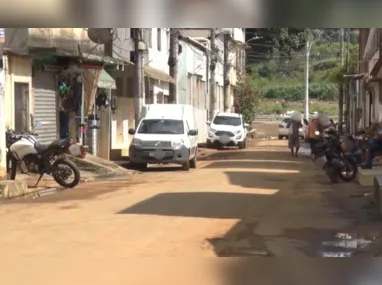 Pelos menos três lojas tiveram vidraça quebrada durante a madrugada