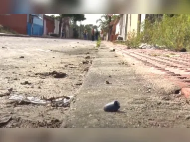 Pelos menos três lojas tiveram vidraça quebrada durante a madrugada