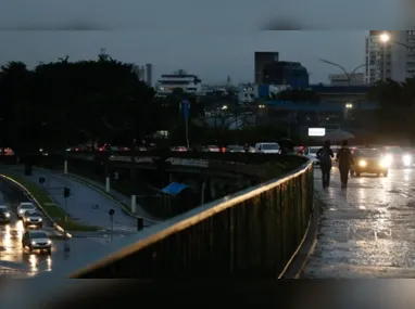 Imagem ilustrativa da imagem Homem morre após ser atingido por fio energizado durante chuva em SP