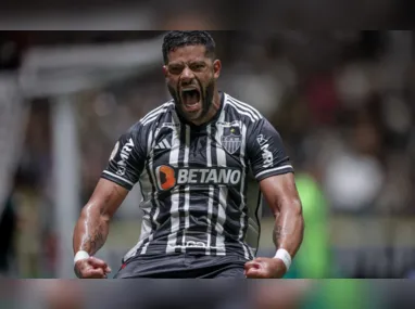 Torcida do Vasco espera chegada do time em frente ao hotel