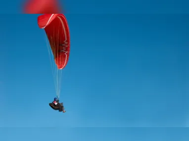 Imagem ilustrativa da imagem Idoso sofre acidente de paraglider no litoral de São Paulo