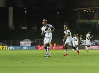 Edinho comemora após marcar o gol da vitória do Rio Branco