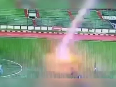 Imagem ilustrativa da imagem Jogador morre ao ser atingido por raio durante partida de futebol