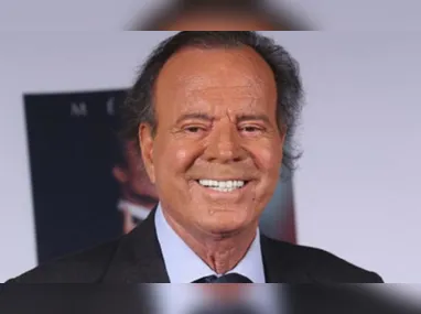 Imagem ilustrativa da imagem Julio Iglesias é detido em aeroporto por conta do conteúdo de suas malas