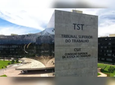 Usina hidrelétrica de Itaipu, da qual o Paraguai consome 17% da energia gerada, vendendo os outros 33% ao Brasil