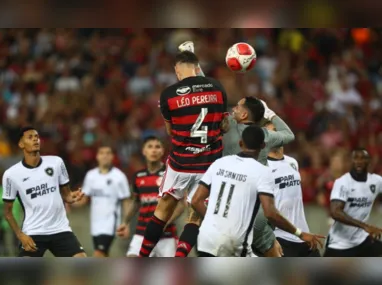 Imagem ilustrativa da imagem Léo Pereira marca nos acréscimos e Flamengo vence o Botafogo pelo Carioca