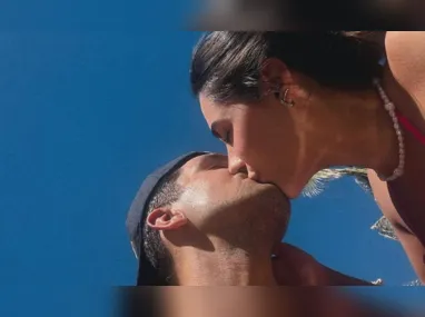 Nicolas e Sabrina em clima de romance em piscina