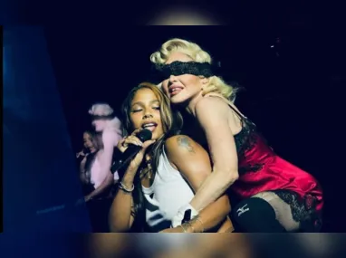 Imagem ilustrativa da imagem Madonna beija cantora dominicana Tokischa