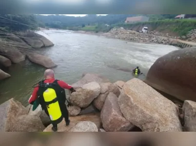 Imagem ilustrativa da imagem Menina de 4 anos cai de pedra e desaparece em rio na véspera do Natal em SC