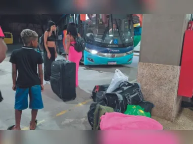 Carreta tombou e deixou duas pessoas feridas